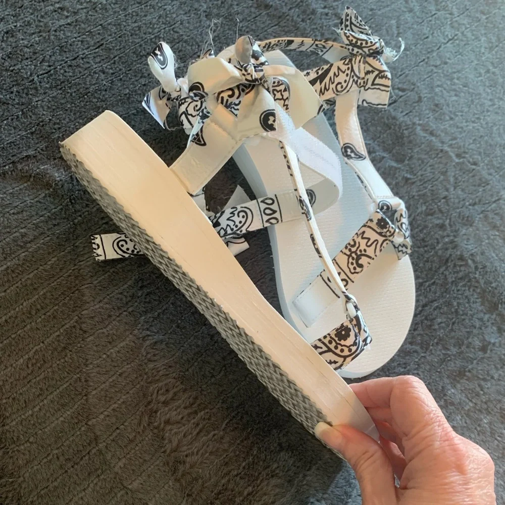 SUMMER - WHITE PAISLEY SANDALS With bandanna print